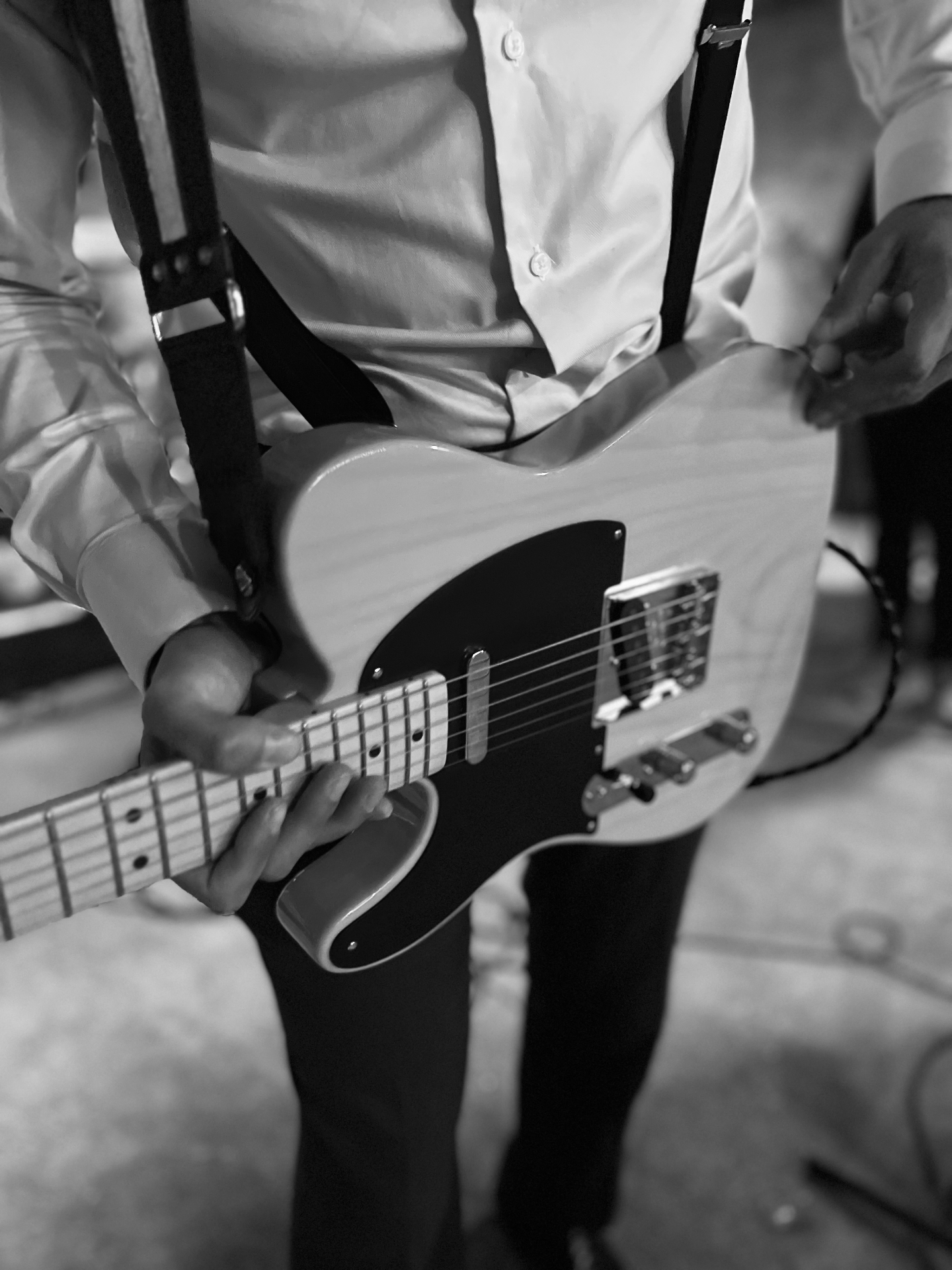 Músico de Bruma tocando guitarra en blanco y negro
